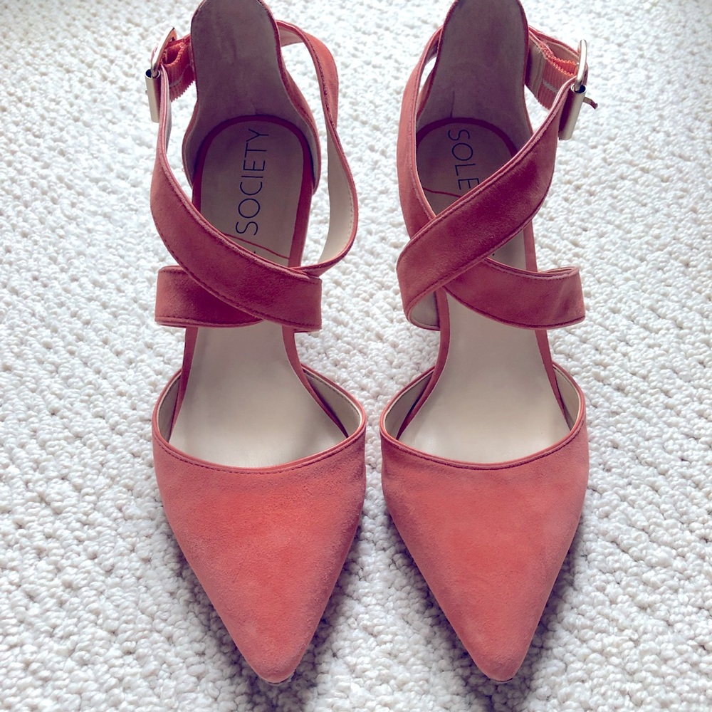 Beautiful coral suede, about 2.5” heels. Great condition.